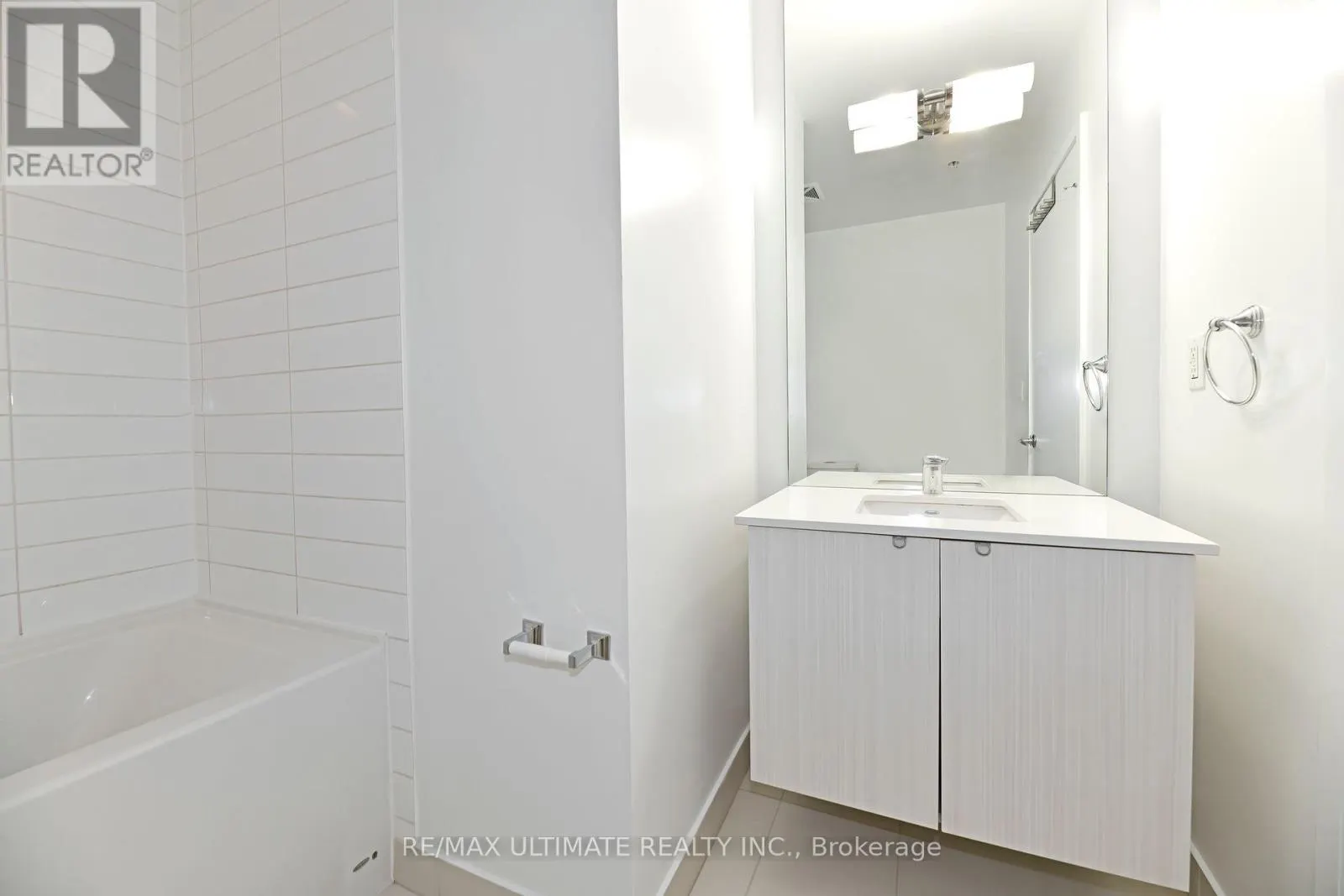 # 405 - 32 CAMDEN STREET