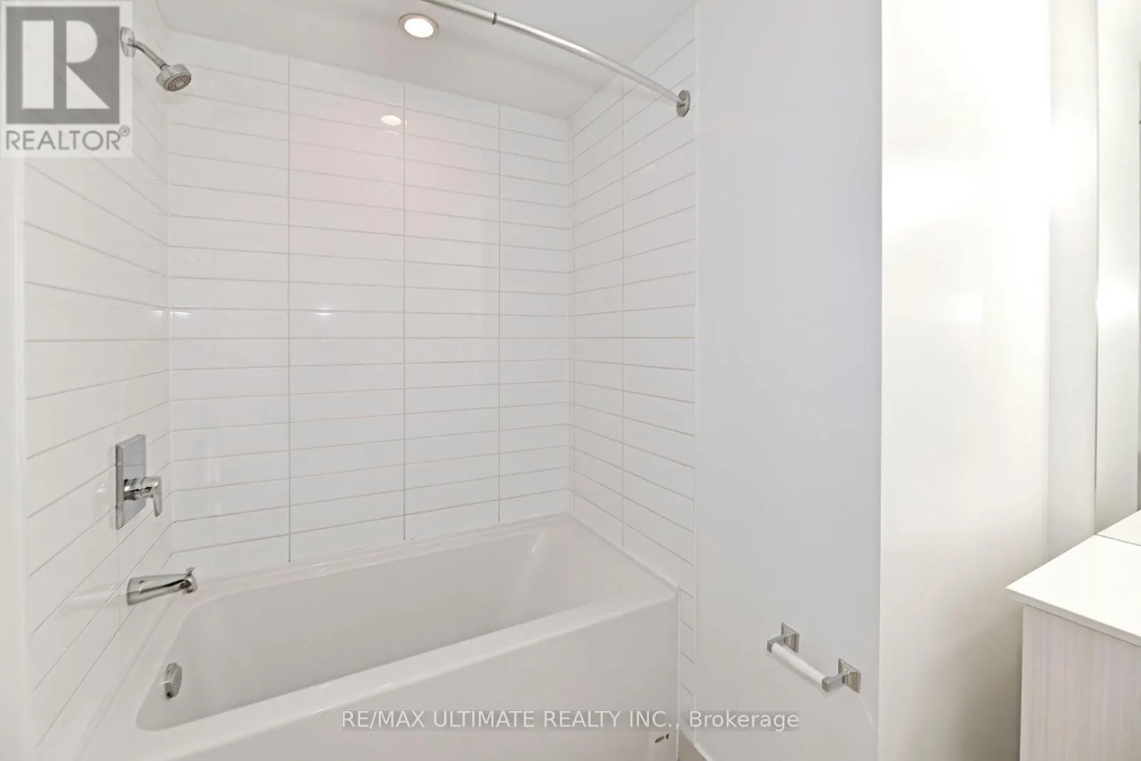 # 405 - 32 CAMDEN STREET