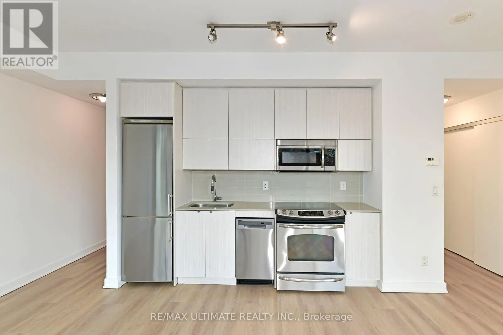 # 405 - 32 CAMDEN STREET