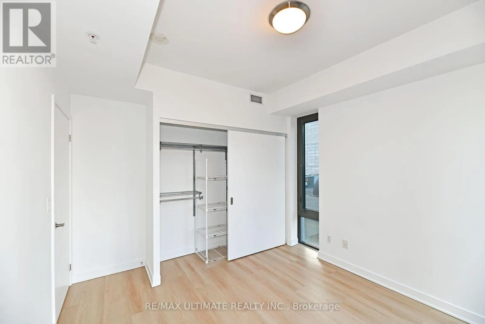 # 405 - 32 CAMDEN STREET