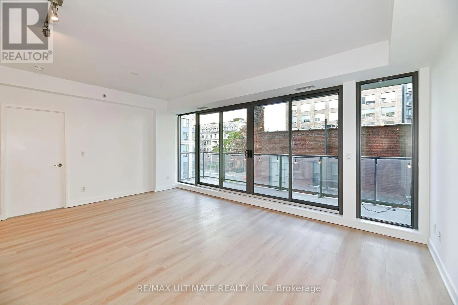 # 405 - 32 CAMDEN STREET