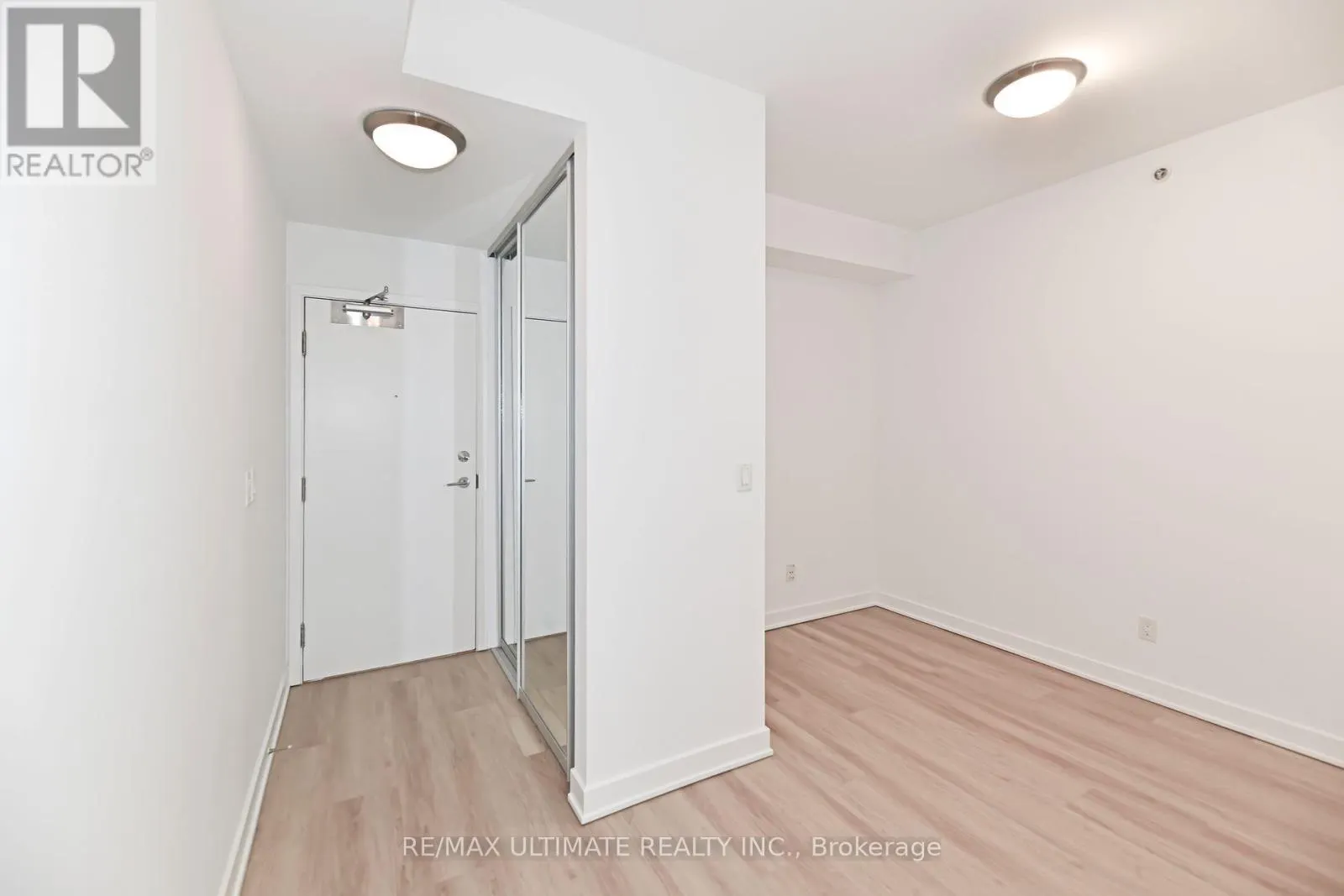 # 405 - 32 CAMDEN STREET