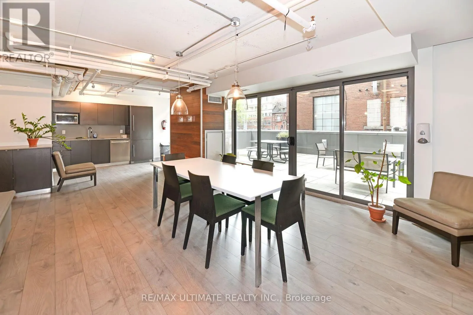 # 405 - 32 CAMDEN STREET