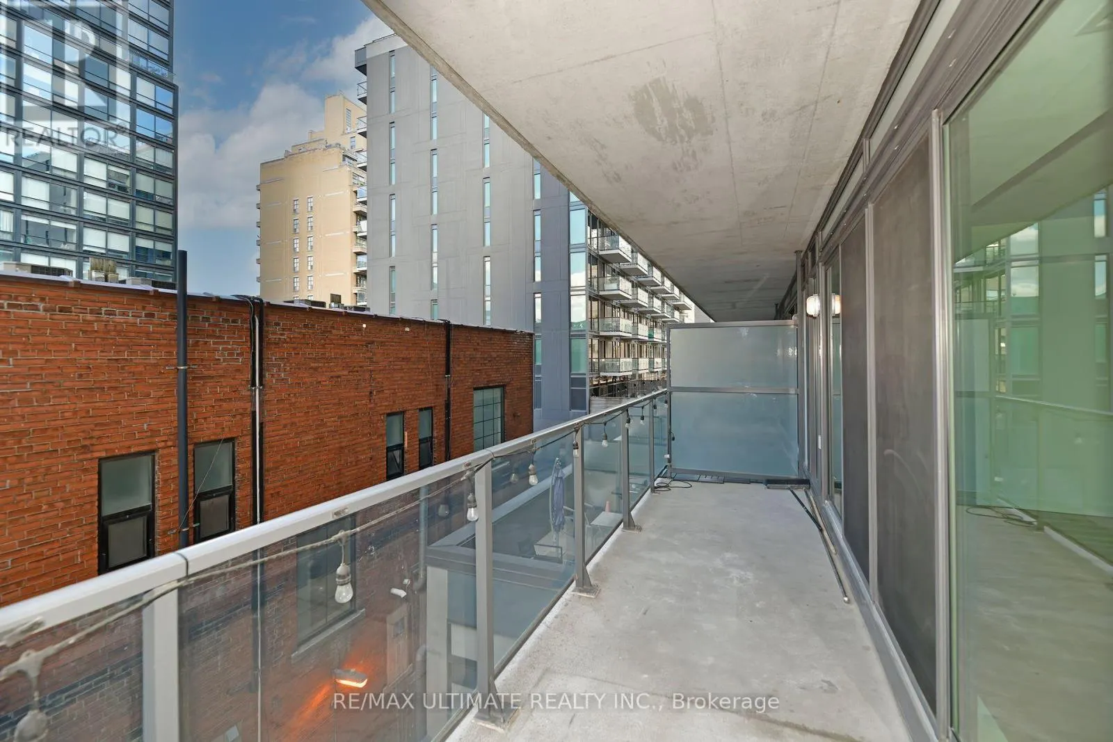 # 405 - 32 CAMDEN STREET