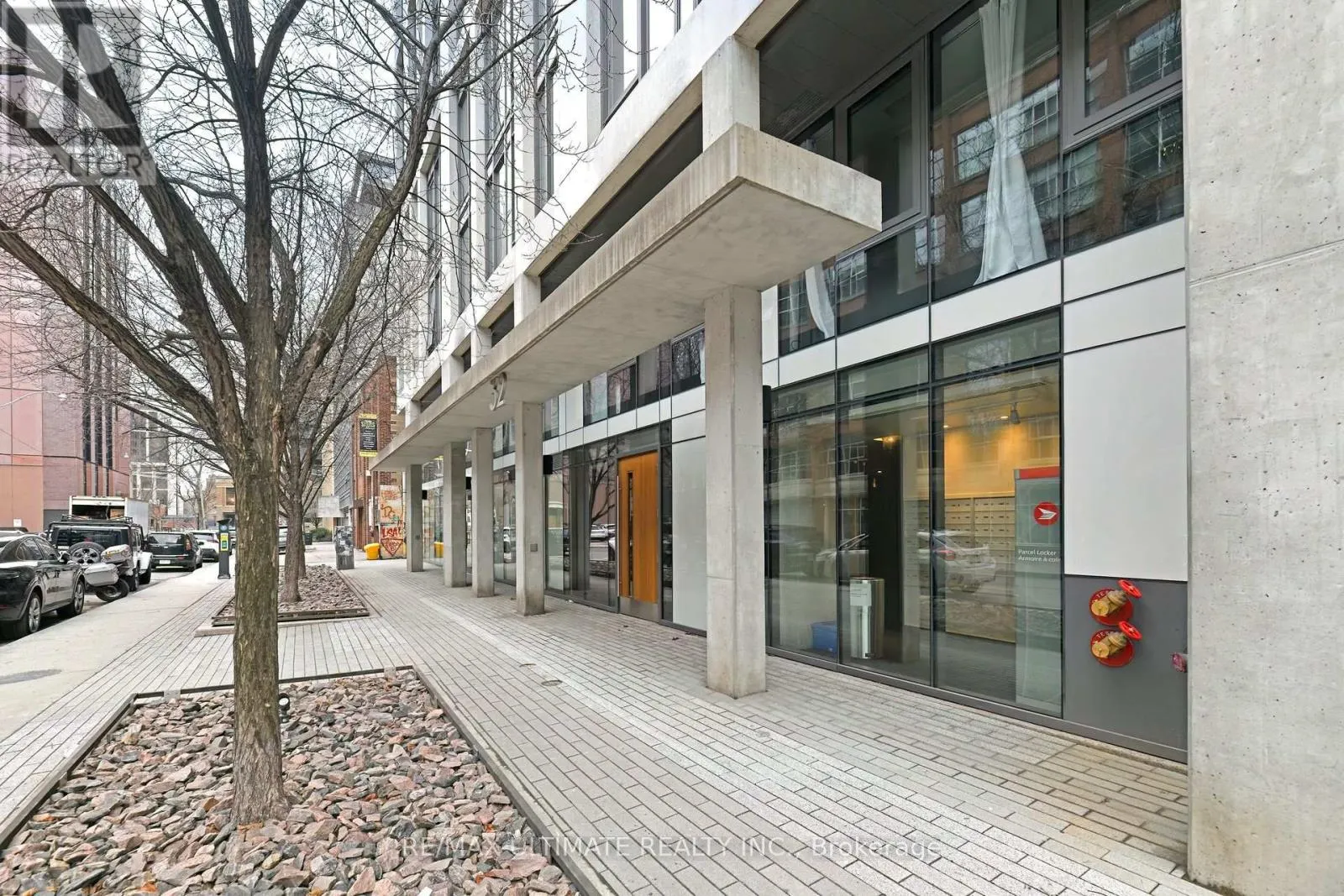 # 405 - 32 CAMDEN STREET