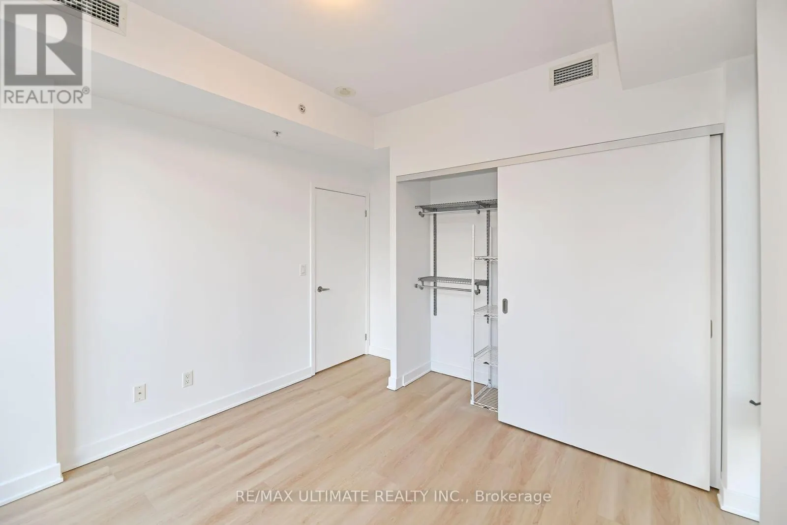 # 405 - 32 CAMDEN STREET