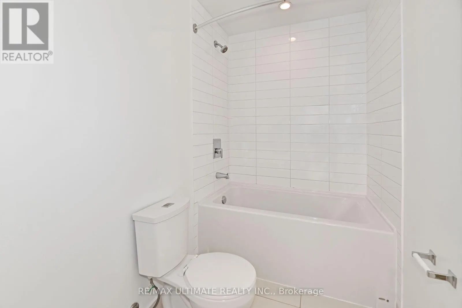 # 405 - 32 CAMDEN STREET