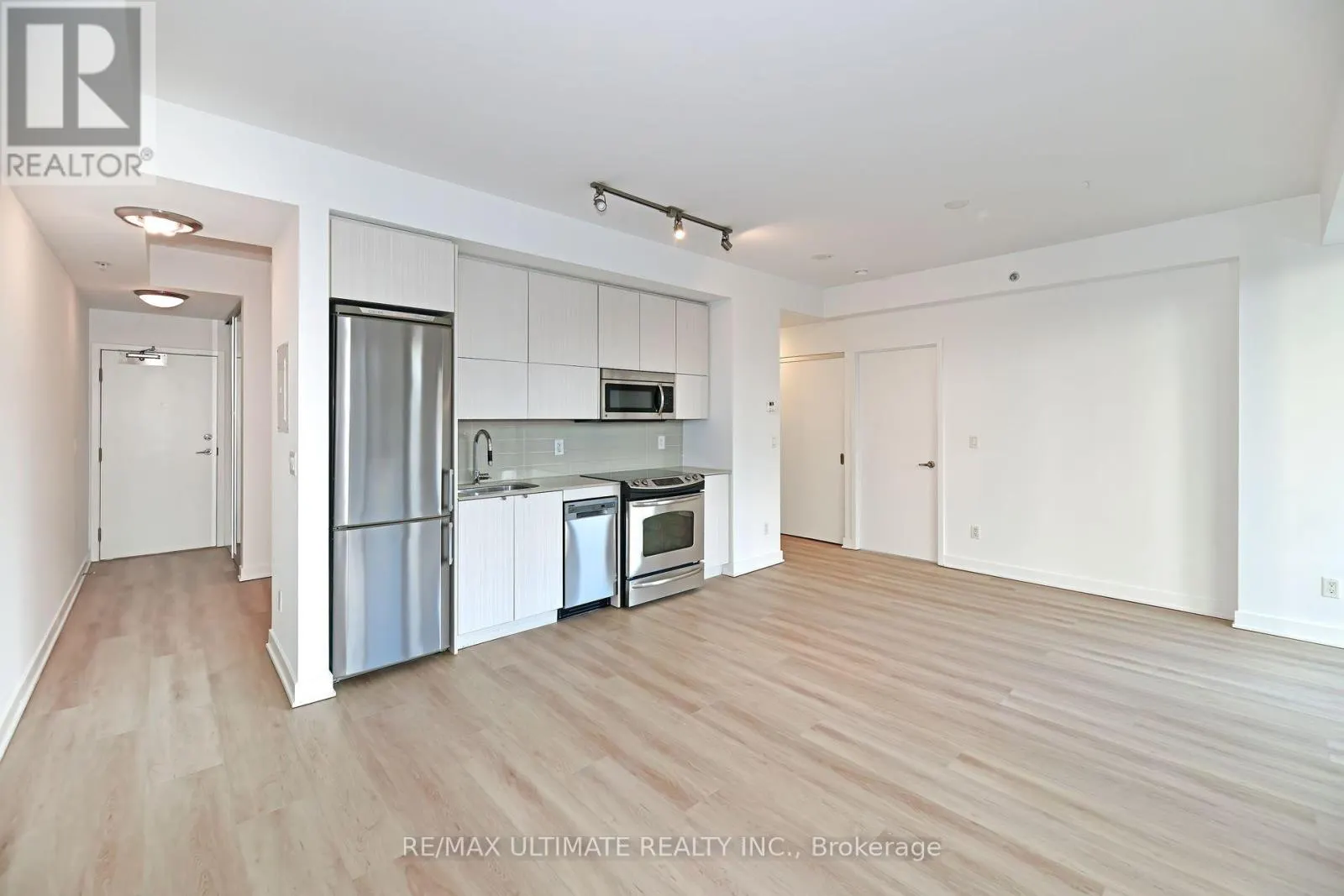 # 405 - 32 CAMDEN STREET