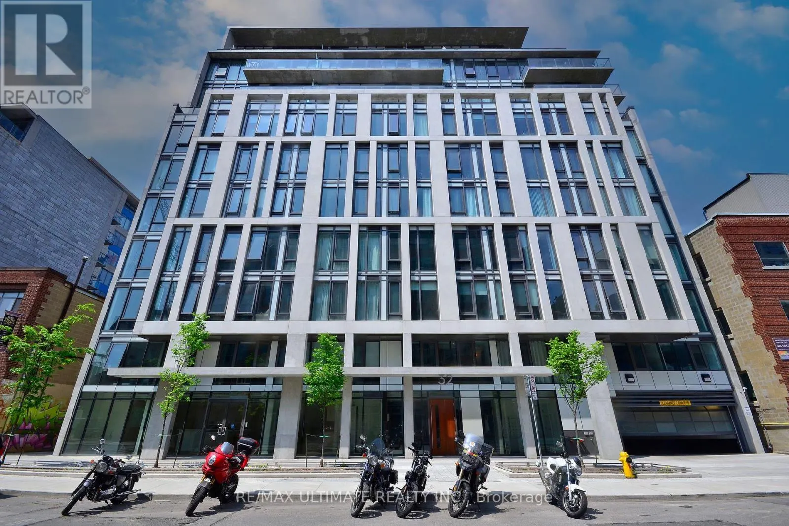 # 405 - 32 CAMDEN STREET