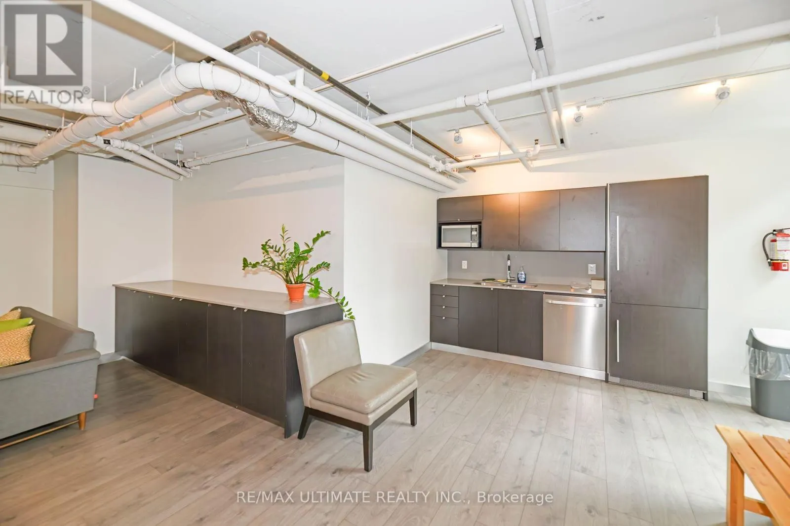 # 405 - 32 CAMDEN STREET