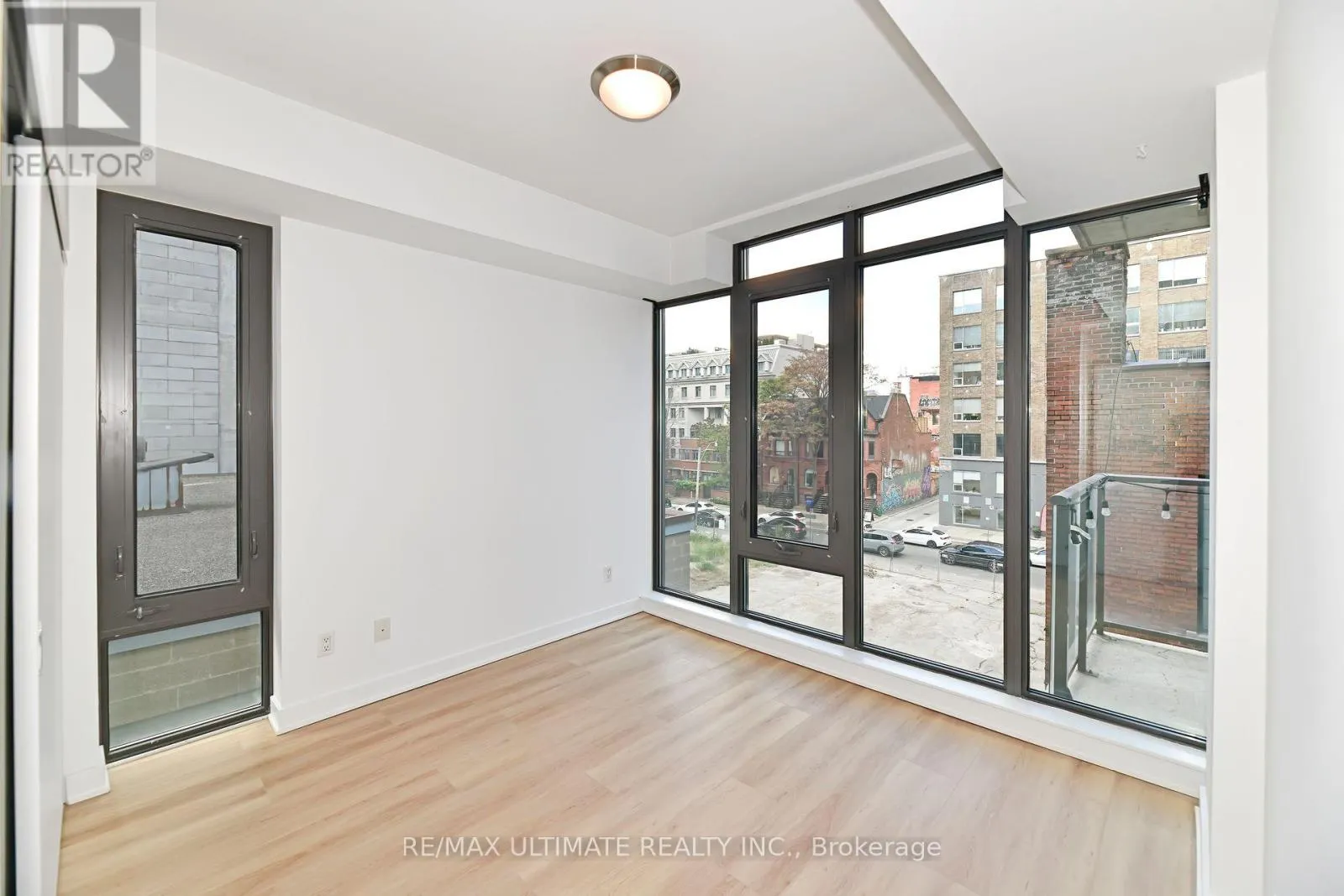 # 405 - 32 CAMDEN STREET