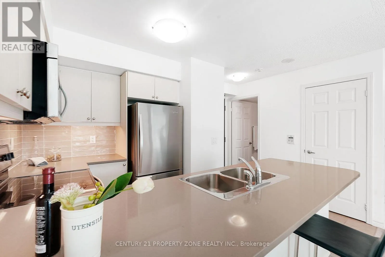 527 - 25 LOWER SIMCOE STREET