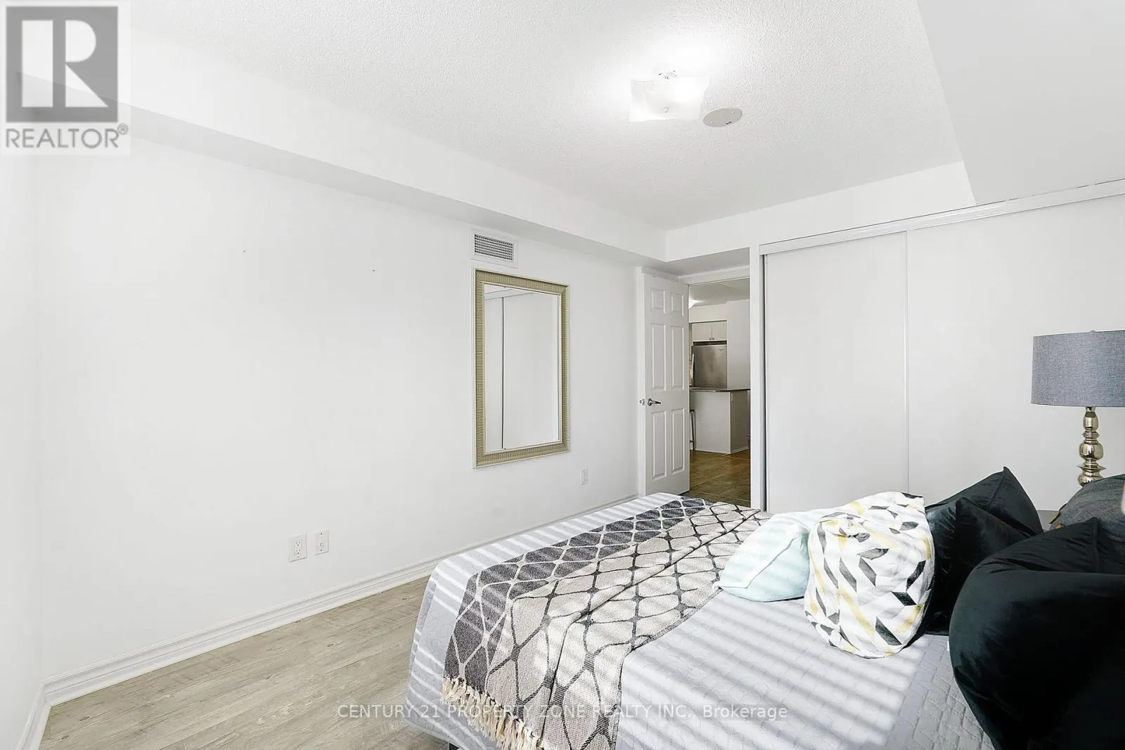 527 - 25 LOWER SIMCOE STREET