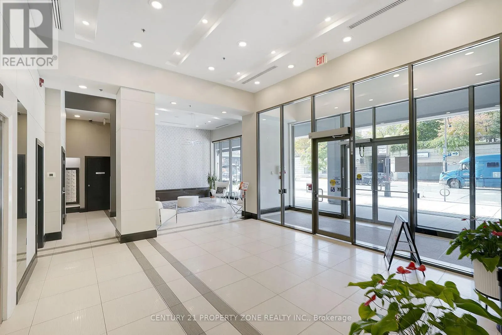 527 - 25 LOWER SIMCOE STREET