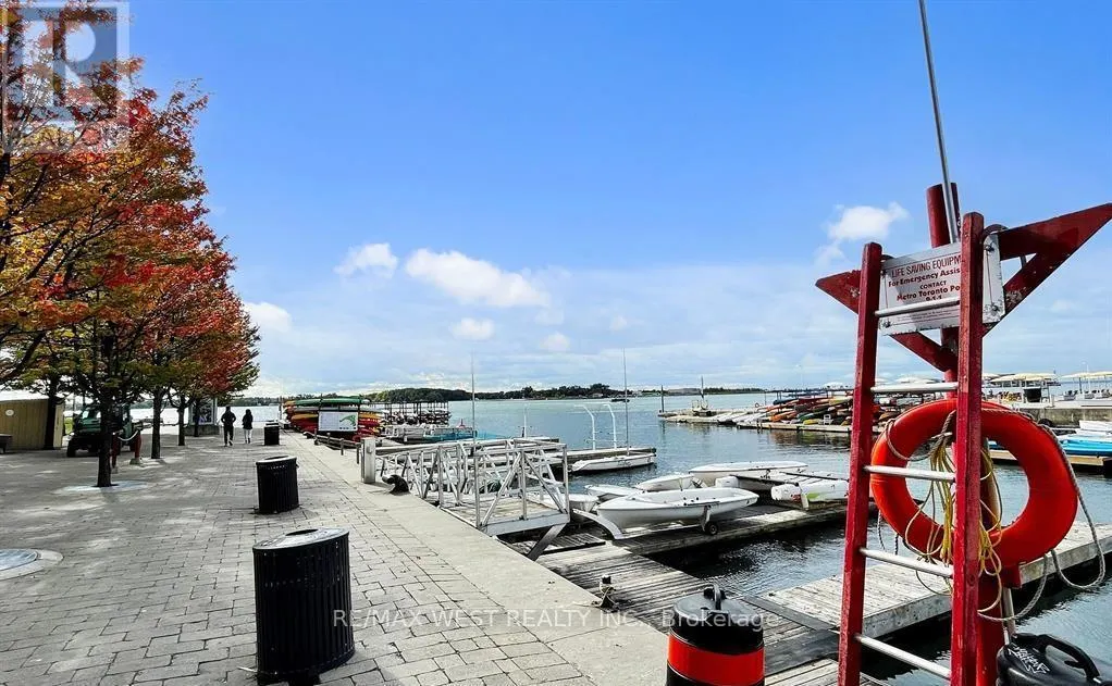 2703 - 270 QUEENS QUAY W