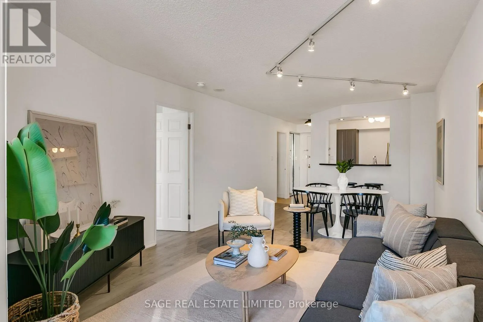 912 - 24 WELLESLEY STREET W