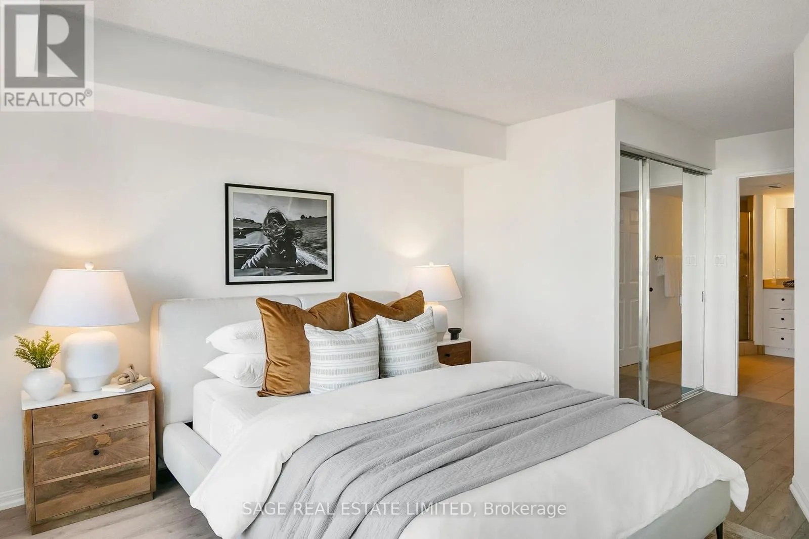 912 - 24 WELLESLEY STREET W