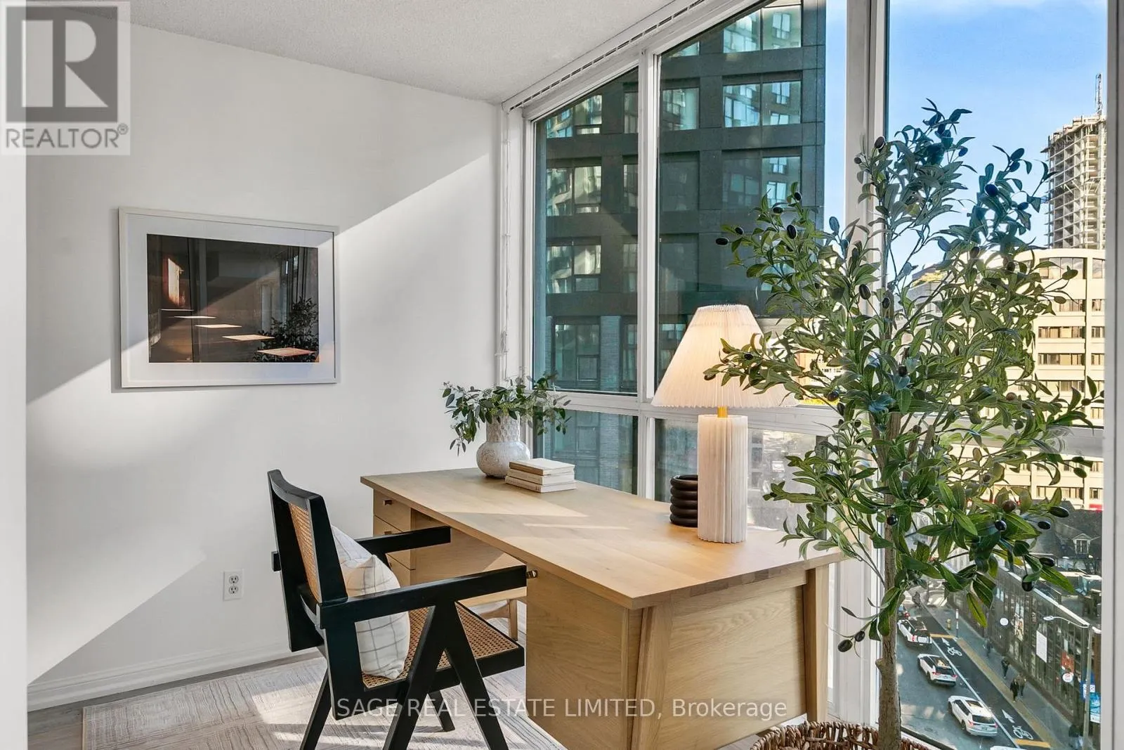 912 - 24 WELLESLEY STREET W