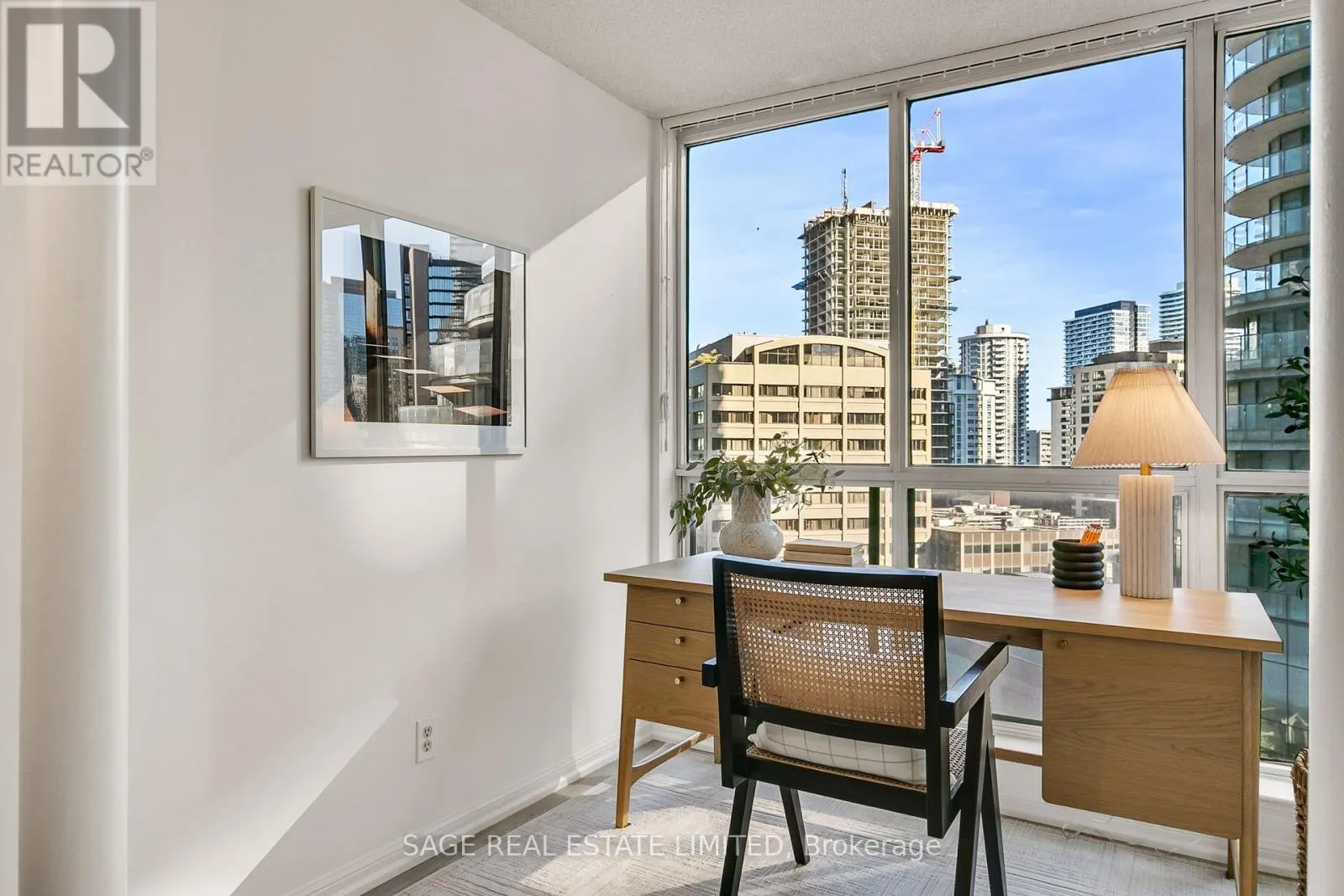 912 - 24 WELLESLEY STREET W