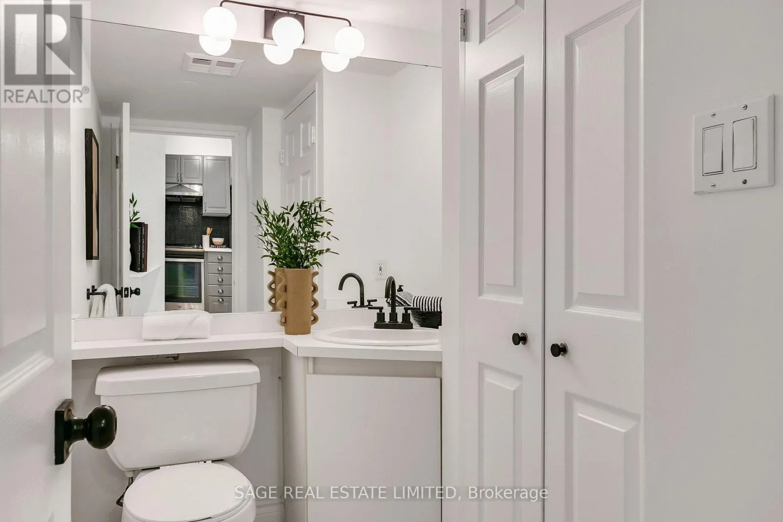 912 - 24 WELLESLEY STREET W