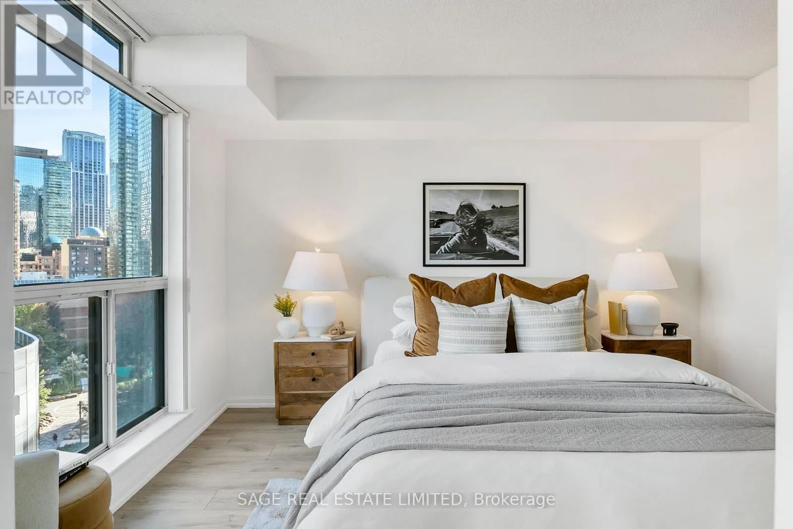 912 - 24 WELLESLEY STREET W