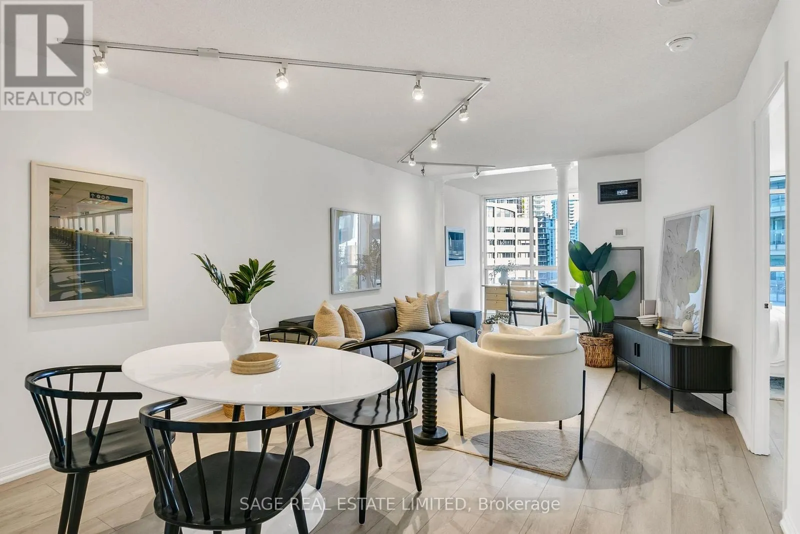 912 - 24 WELLESLEY STREET W