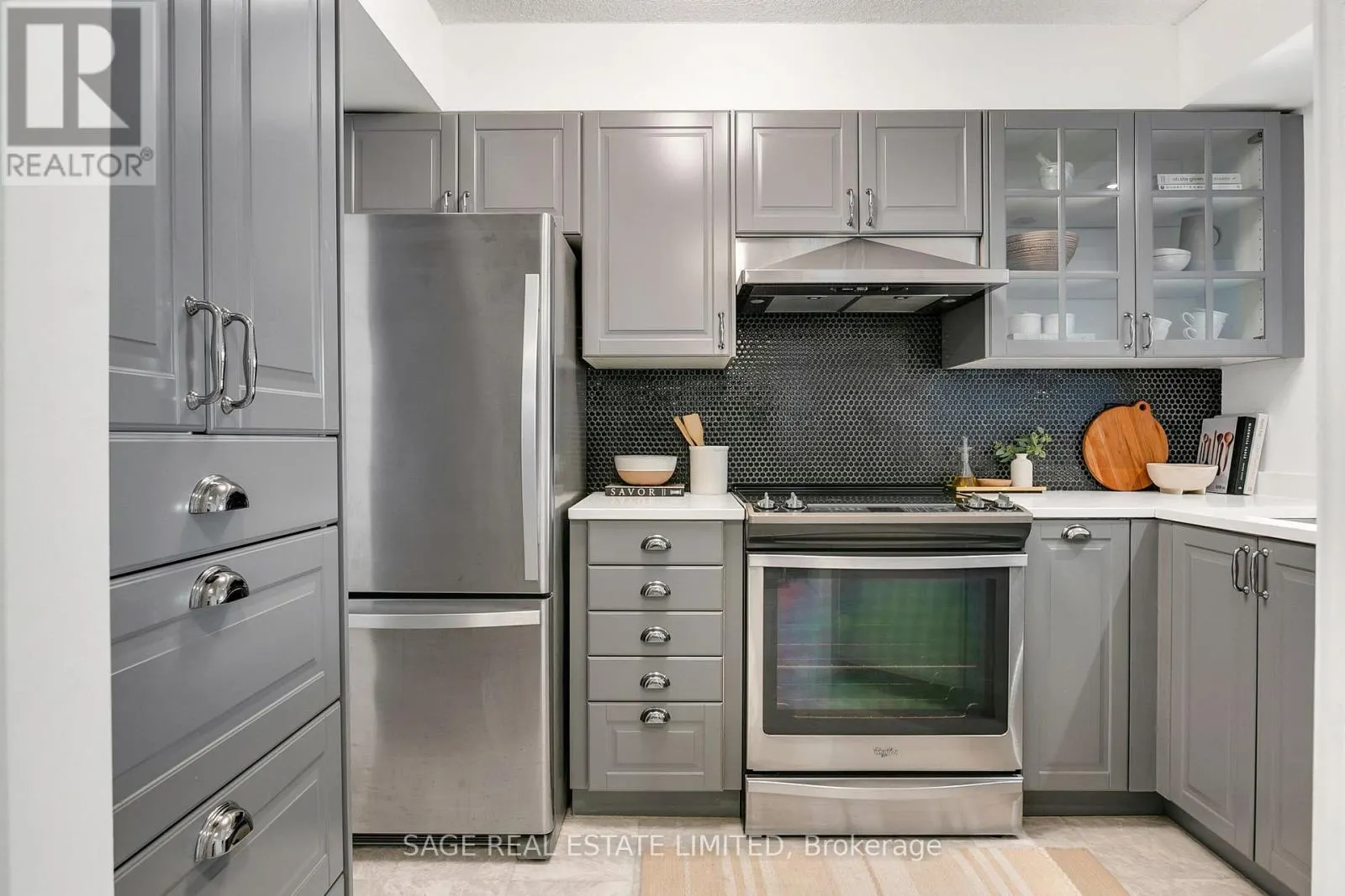 912 - 24 WELLESLEY STREET W