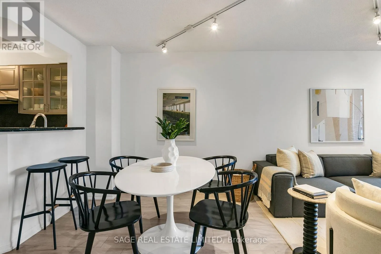 912 - 24 WELLESLEY STREET W