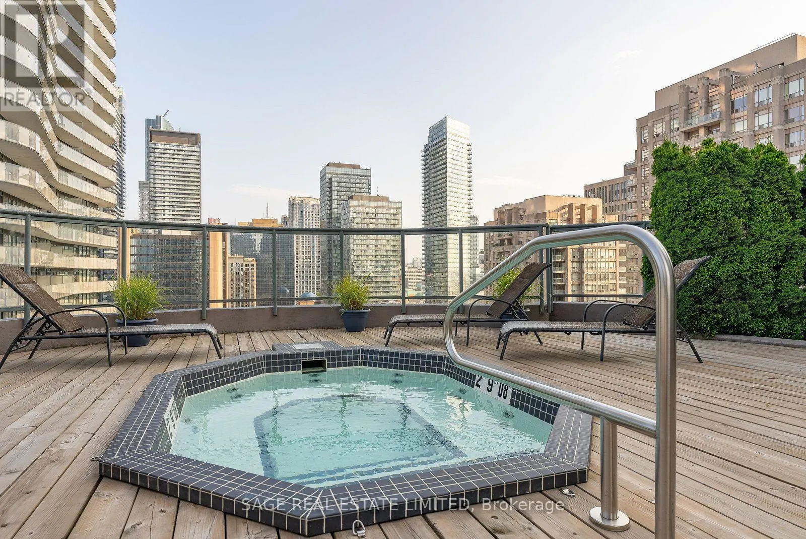 912 - 24 WELLESLEY STREET W