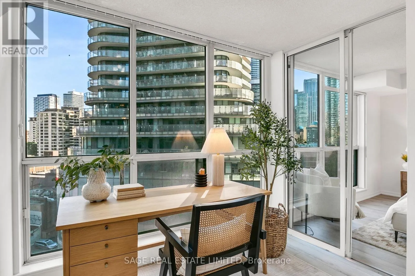 912 - 24 WELLESLEY STREET W