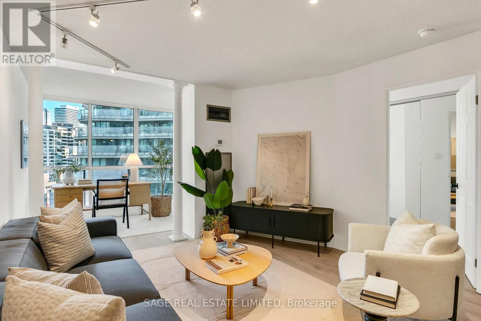 912 - 24 WELLESLEY STREET W