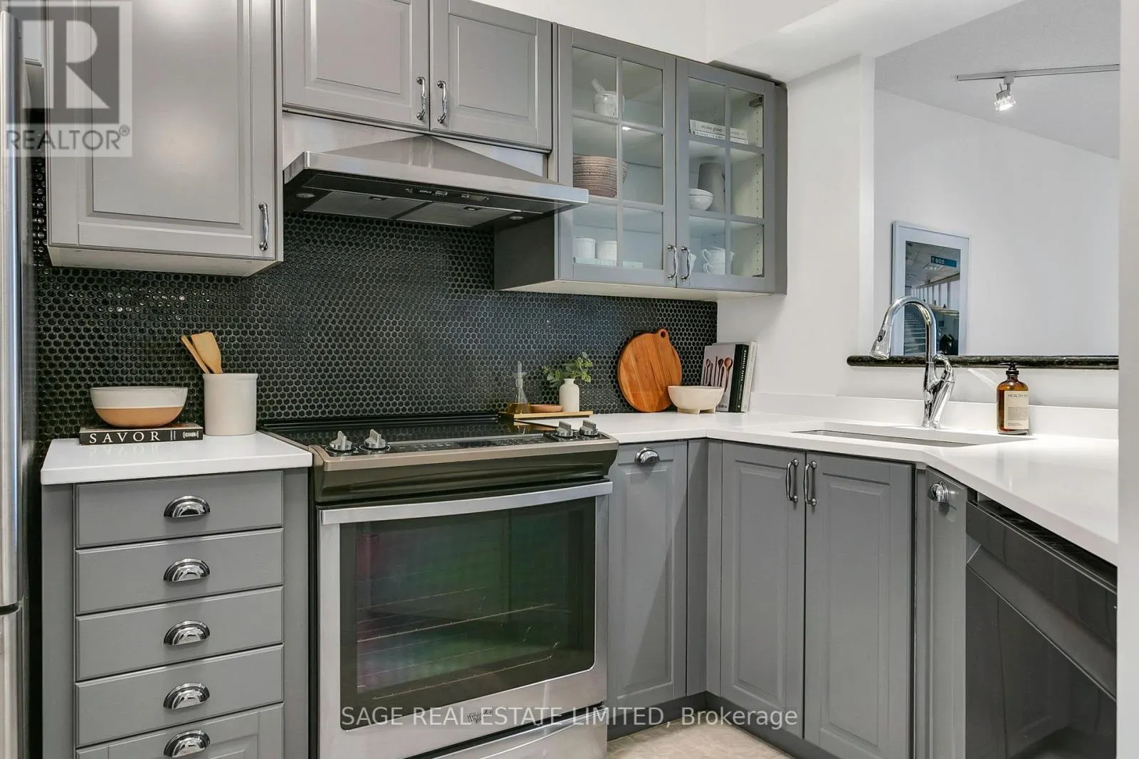 912 - 24 WELLESLEY STREET W