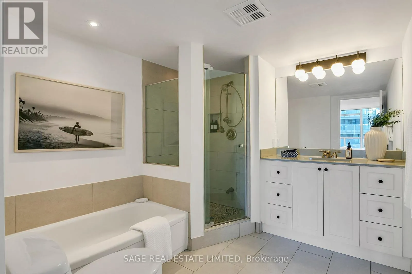 912 - 24 WELLESLEY STREET W