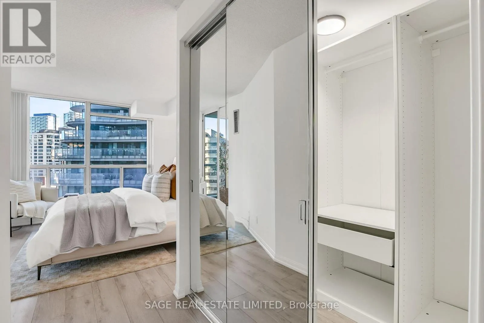 912 - 24 WELLESLEY STREET W