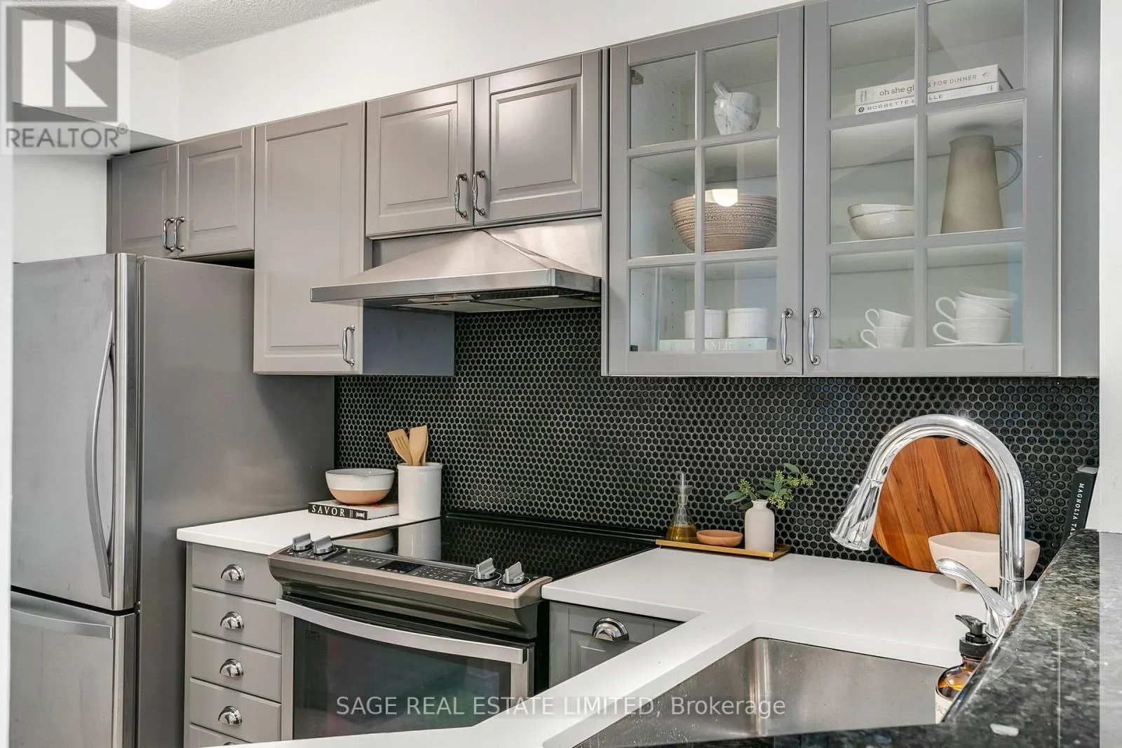 912 - 24 WELLESLEY STREET W