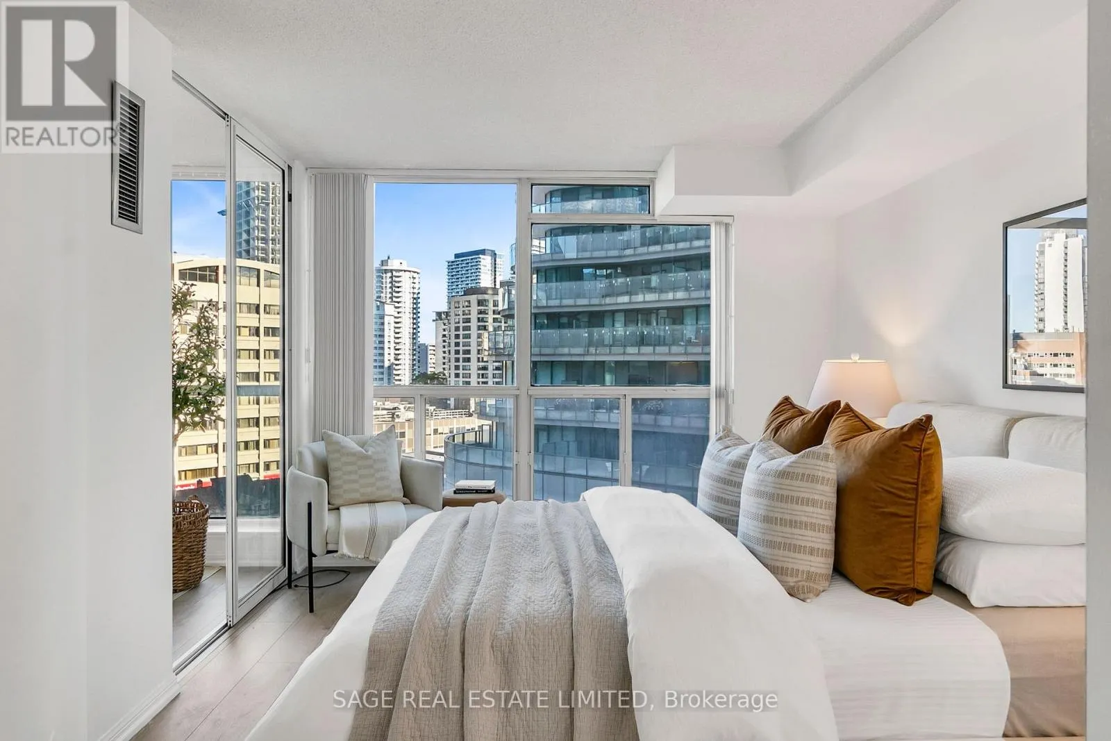 912 - 24 WELLESLEY STREET W