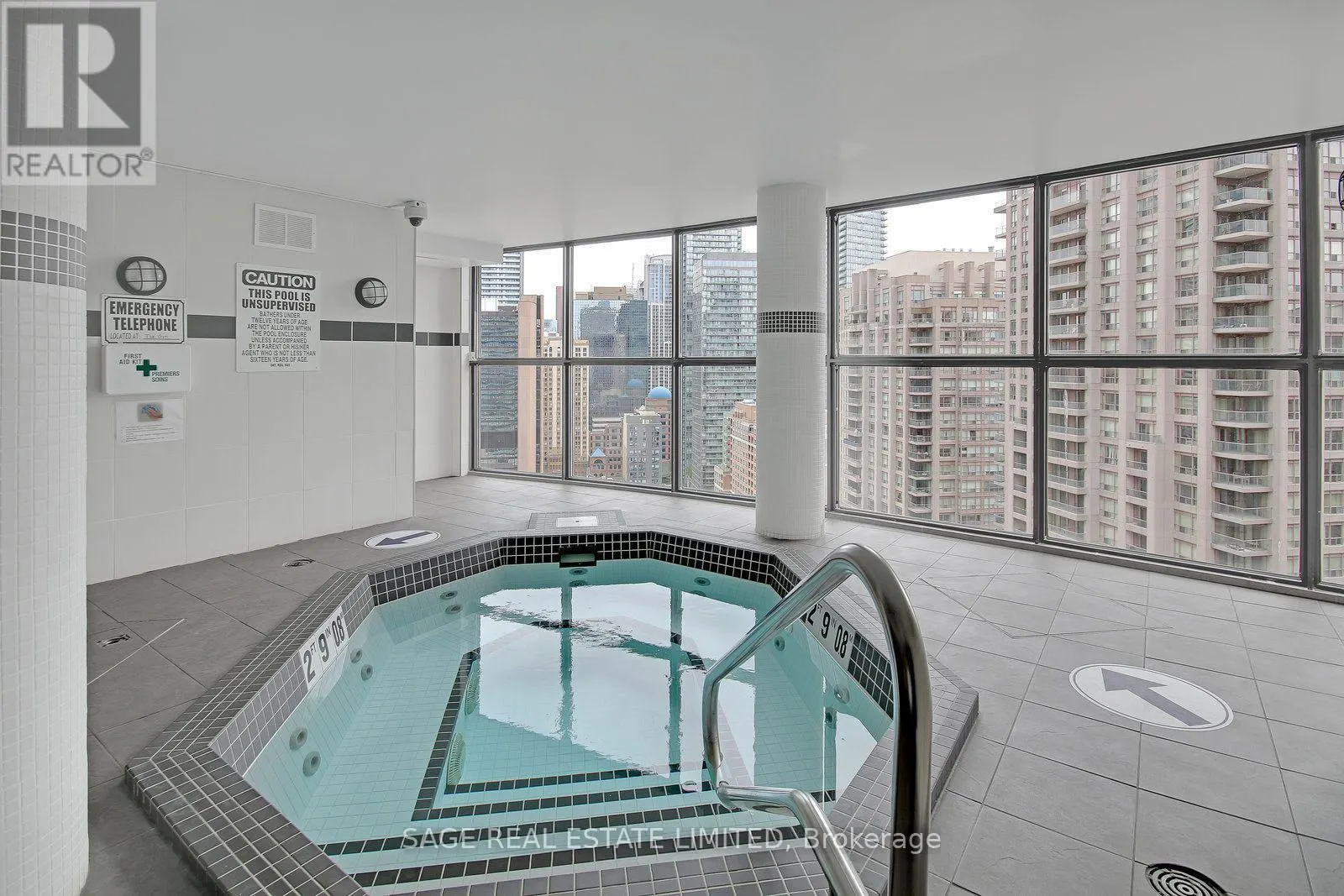 912 - 24 WELLESLEY STREET W