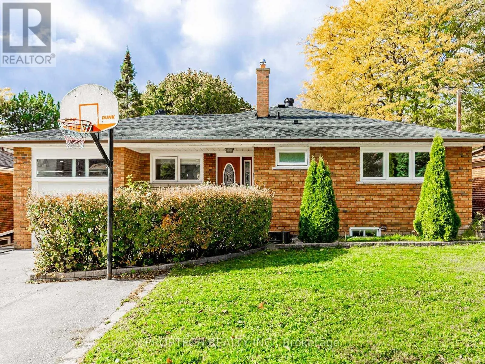 16 SHAUNAVON HEIGHTS CRESCENT