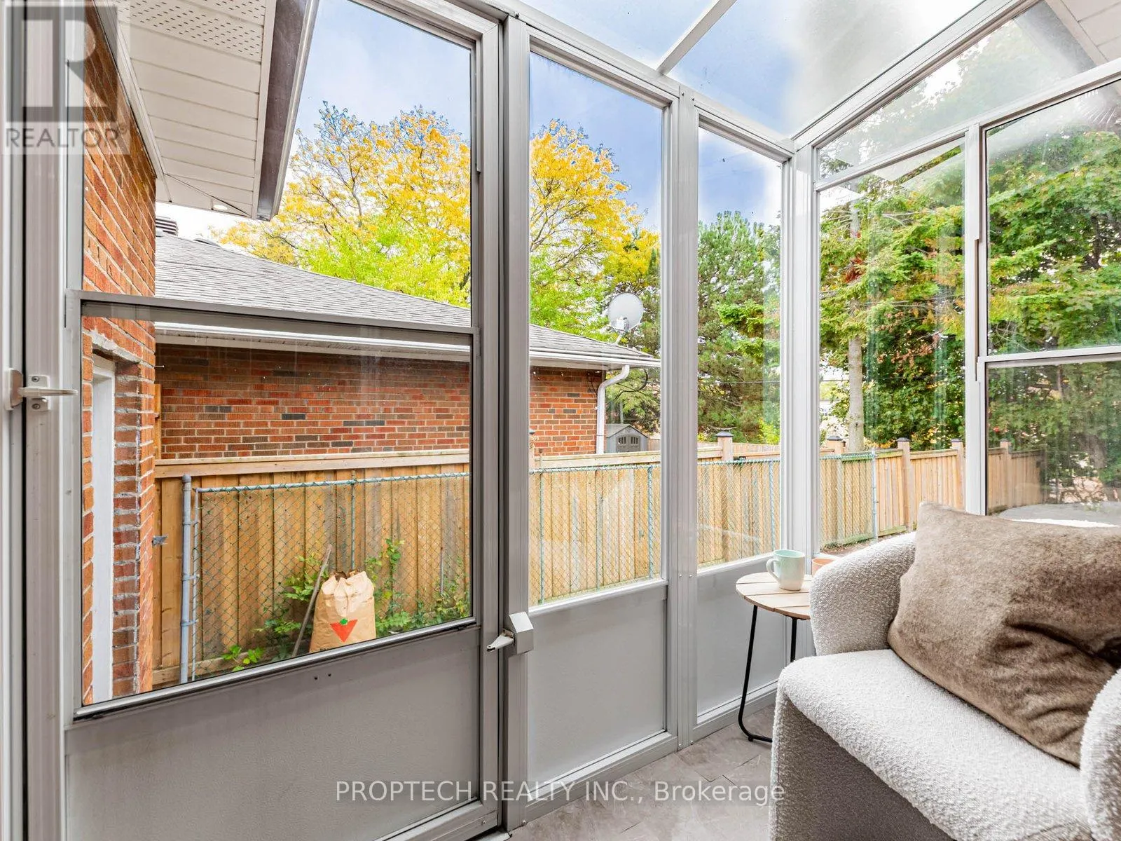 16 SHAUNAVON HEIGHTS CRESCENT