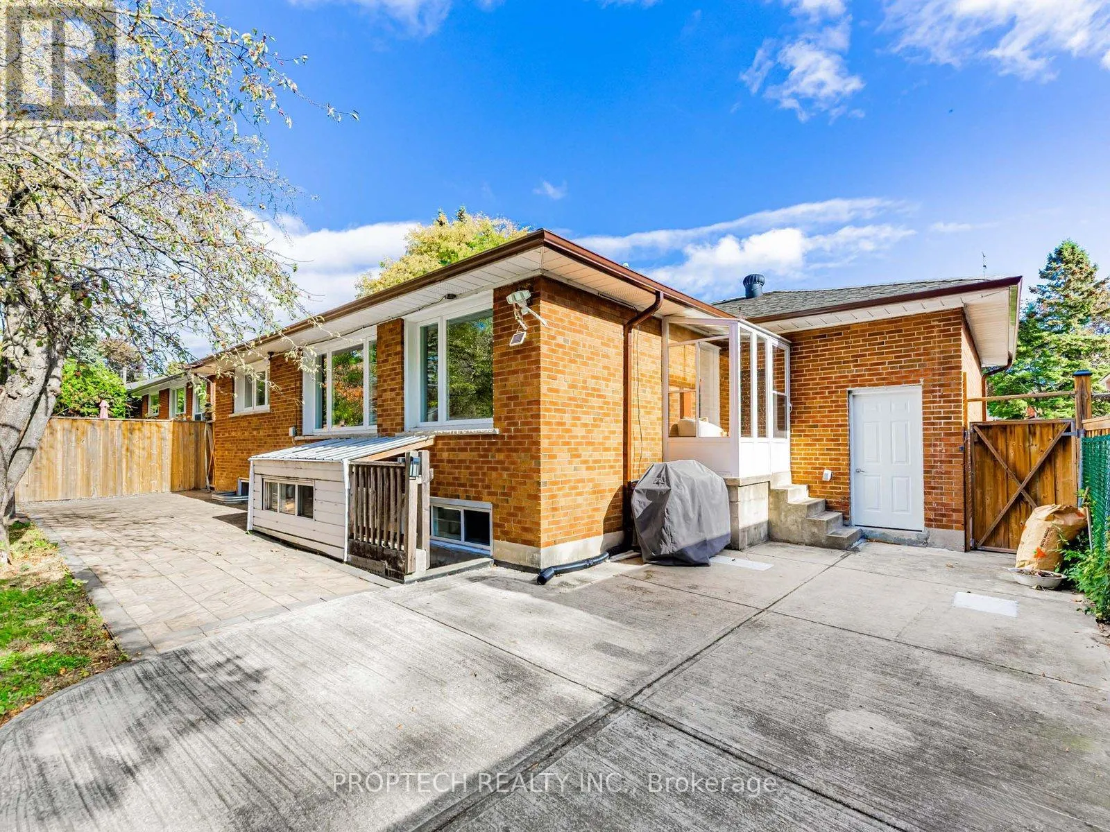 16 SHAUNAVON HEIGHTS CRESCENT