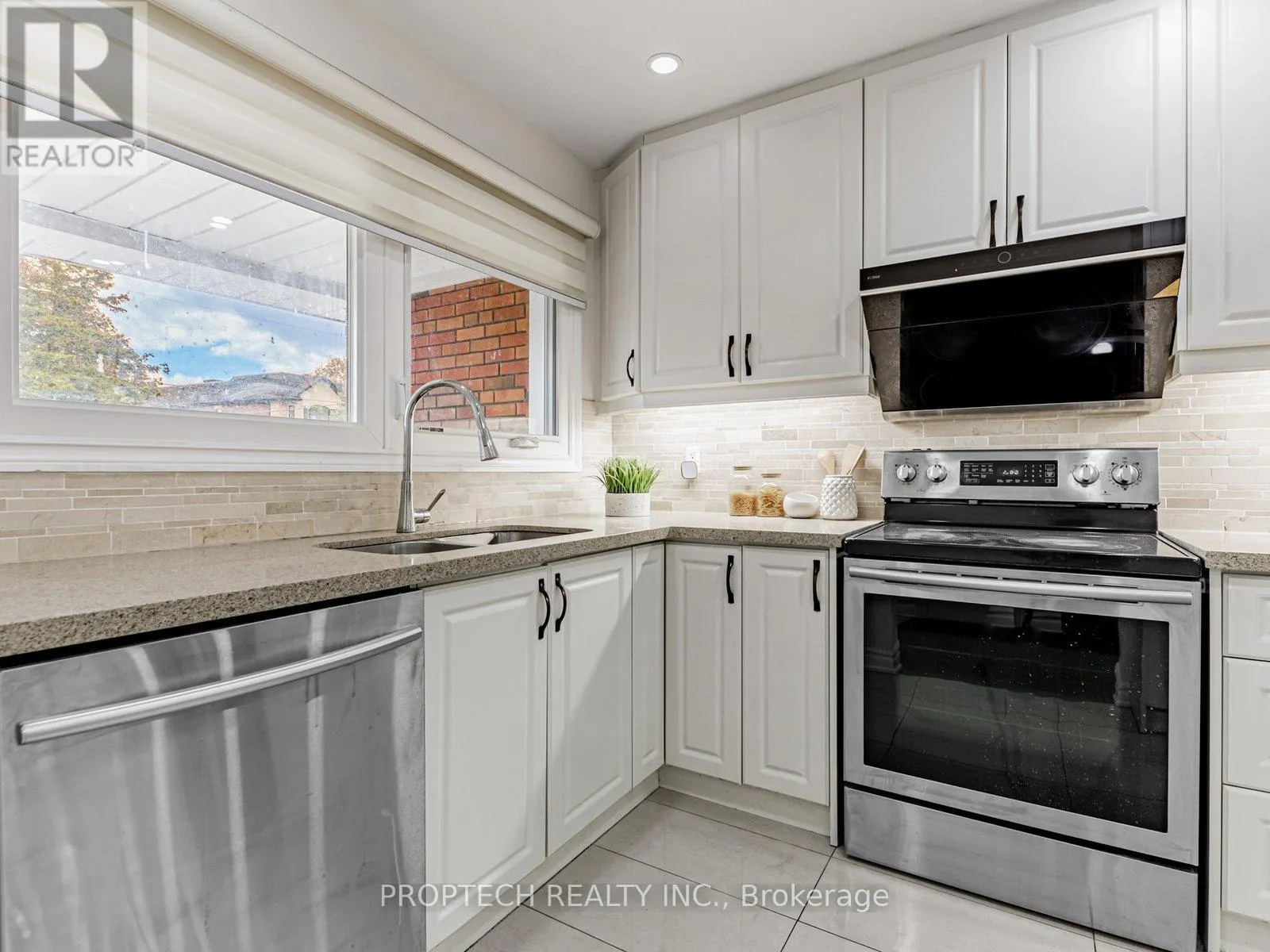 16 SHAUNAVON HEIGHTS CRESCENT