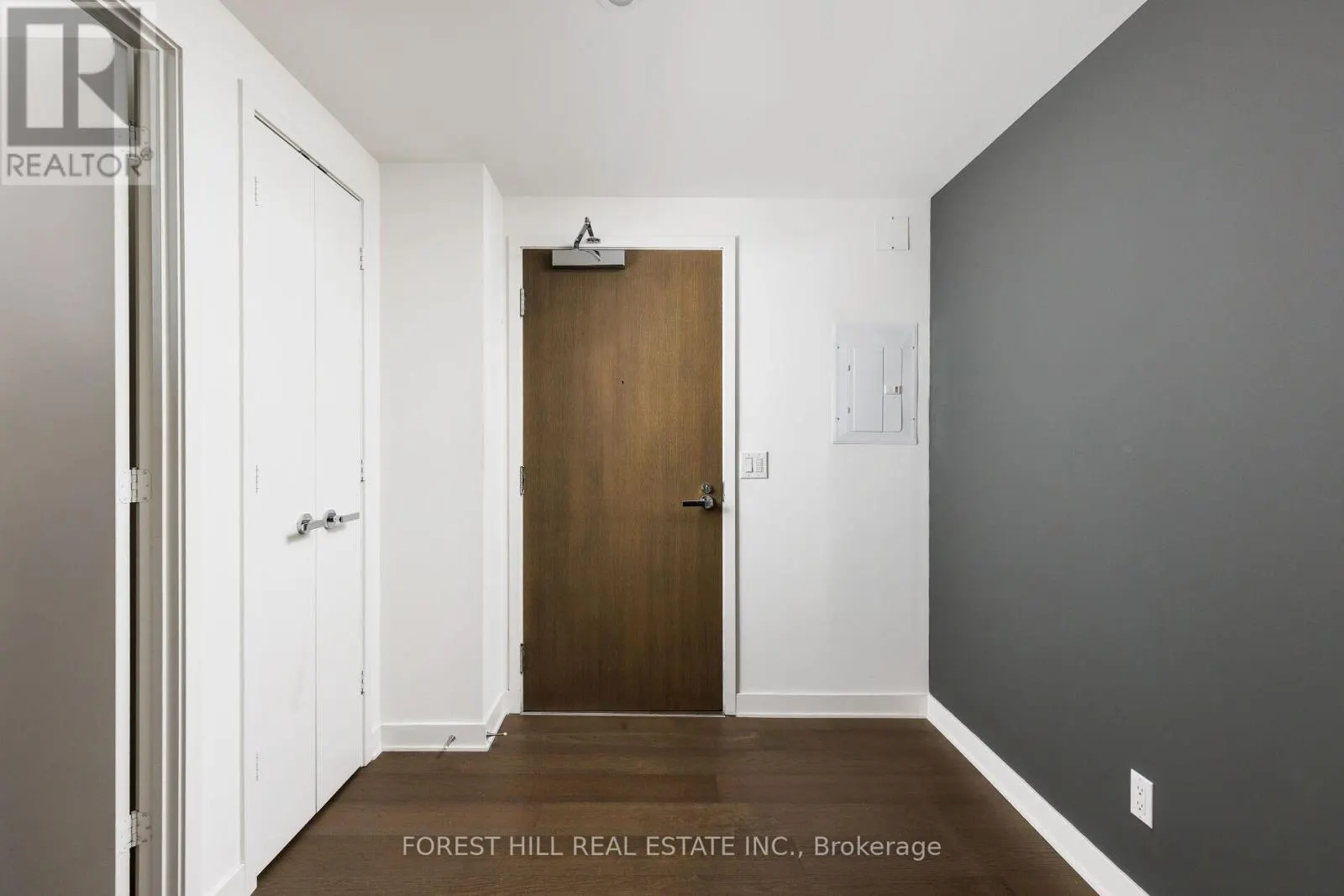 6805 - 1 BLOOR STREET E