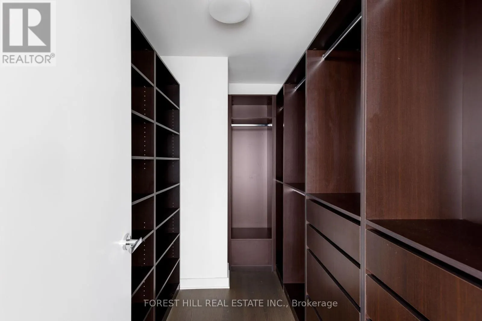 6805 - 1 BLOOR STREET E