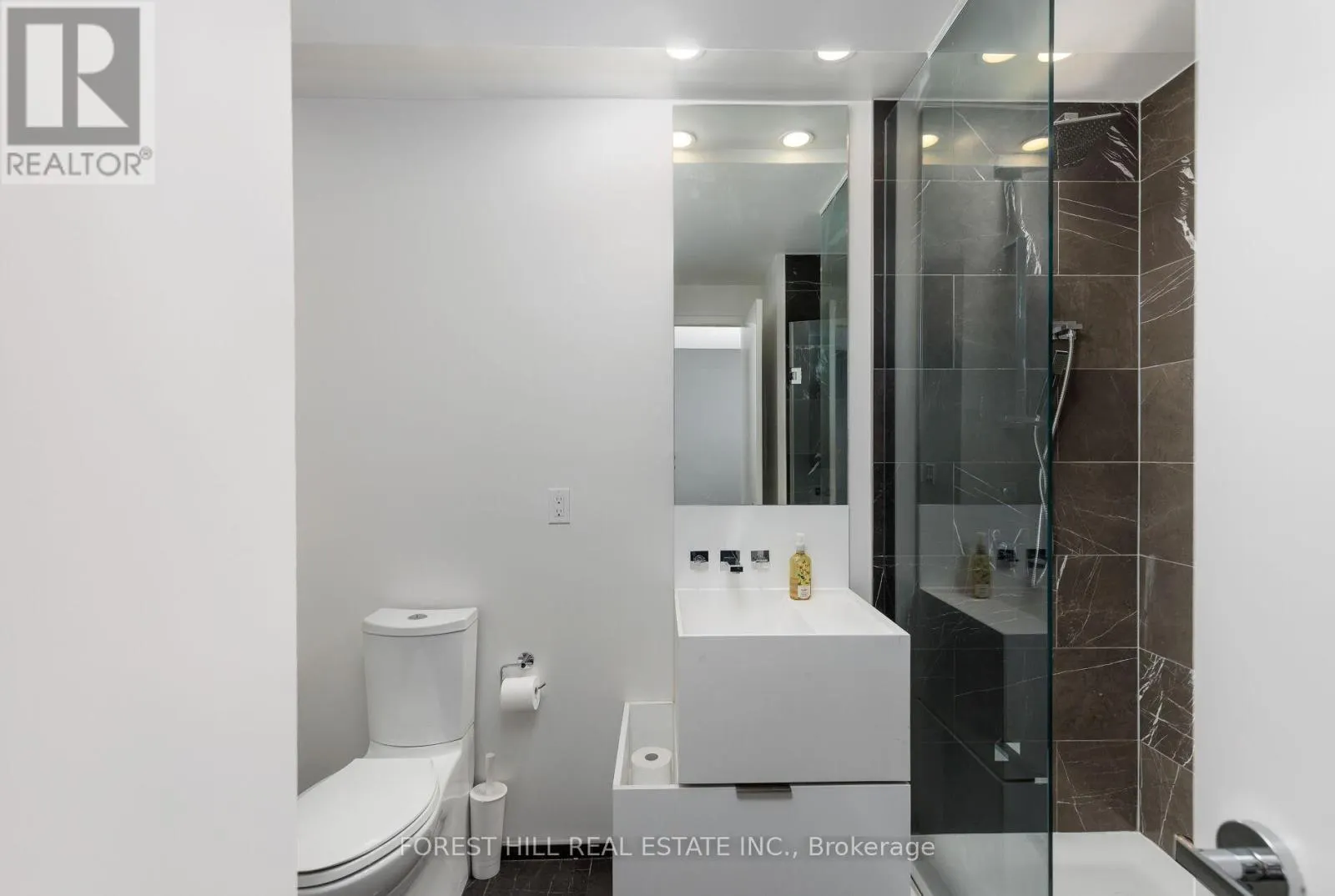 6805 - 1 BLOOR STREET E