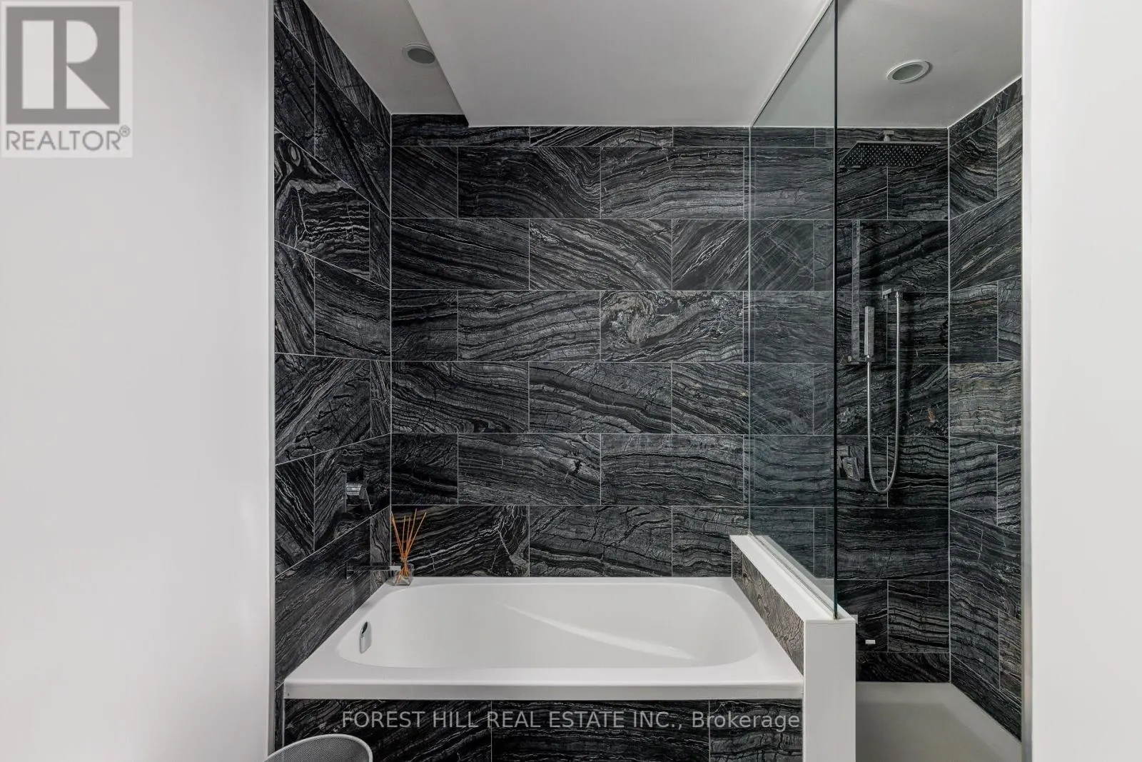 6805 - 1 BLOOR STREET E