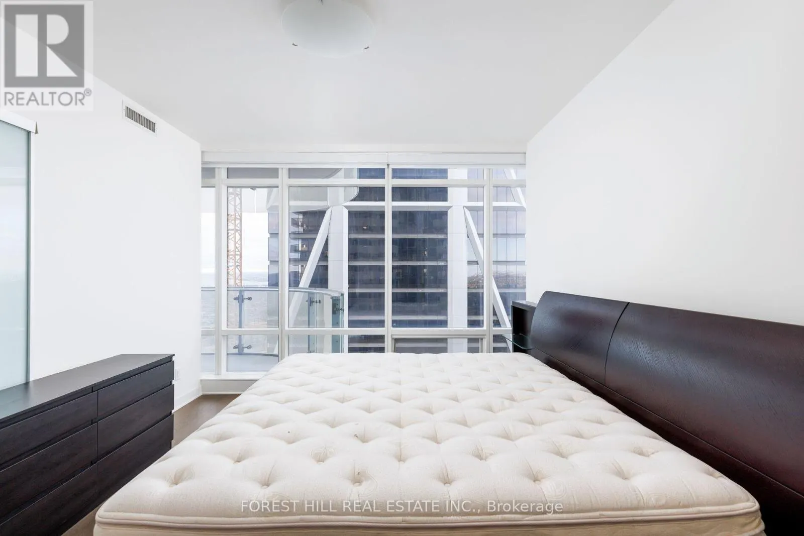 6805 - 1 BLOOR STREET E