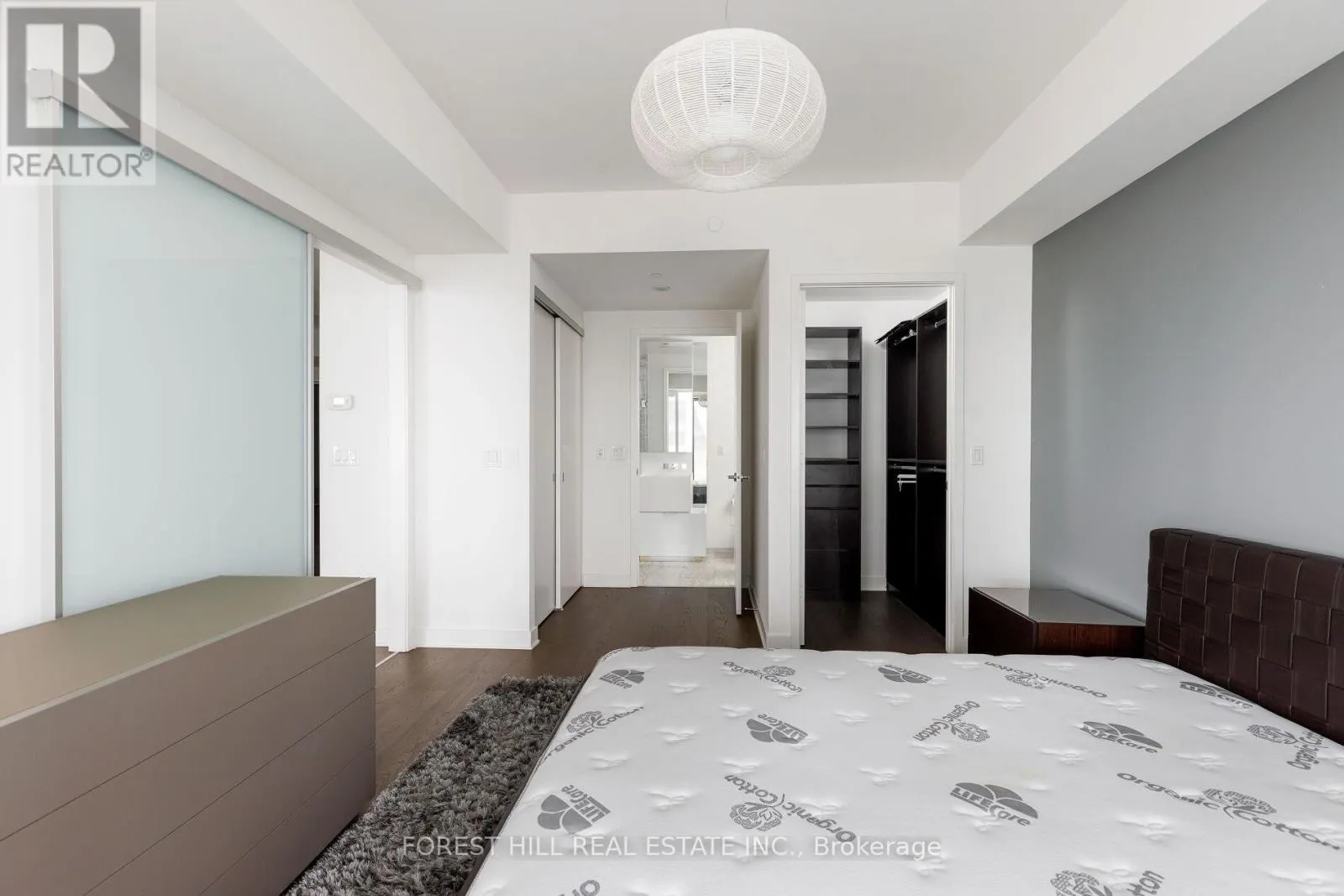 6805 - 1 BLOOR STREET E