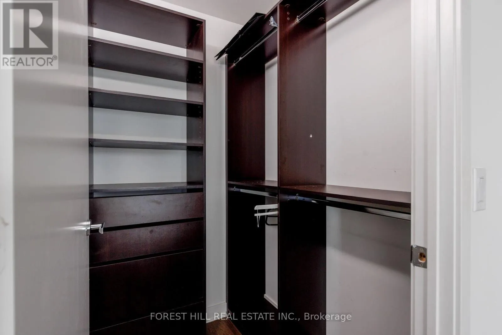 6805 - 1 BLOOR STREET E