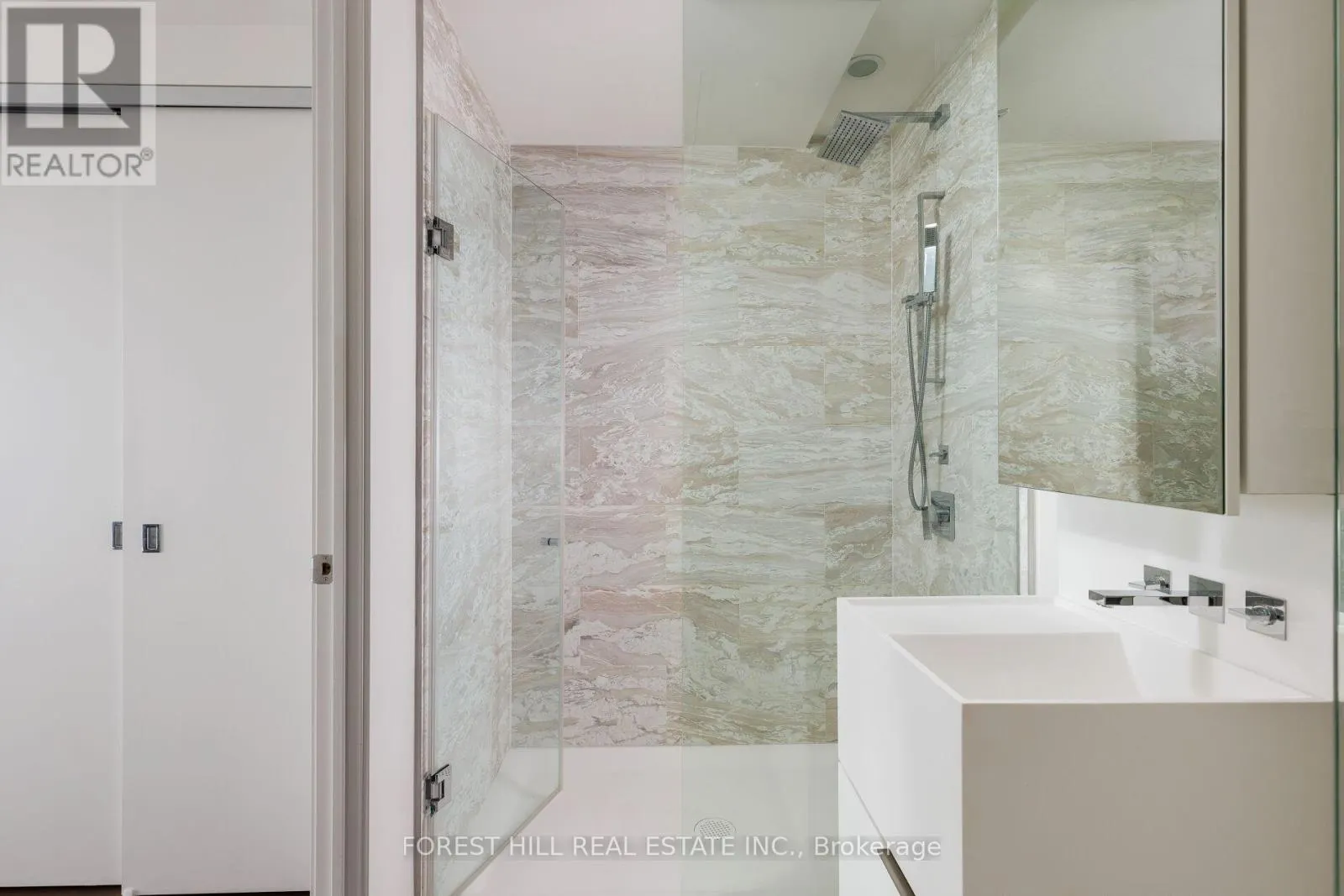 6805 - 1 BLOOR STREET E