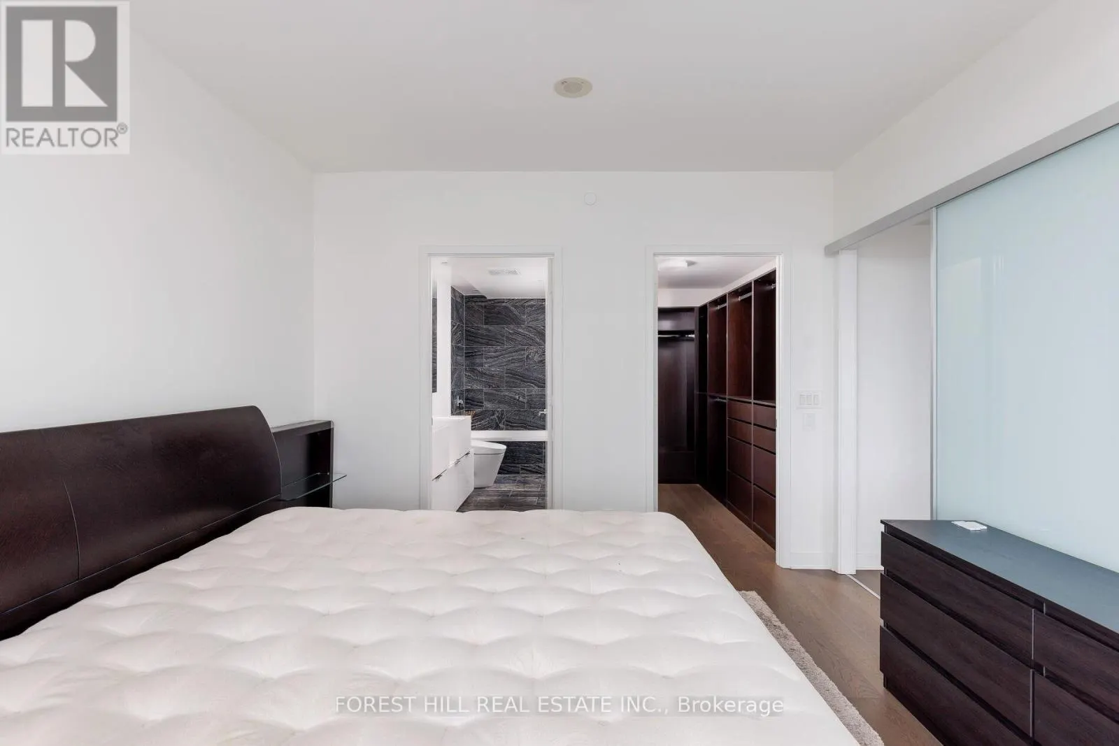 6805 - 1 BLOOR STREET E